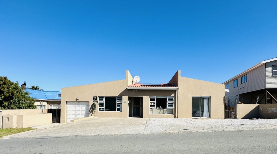 4 Bedroom Property for Sale in Perlemoenbaai Western Cape
